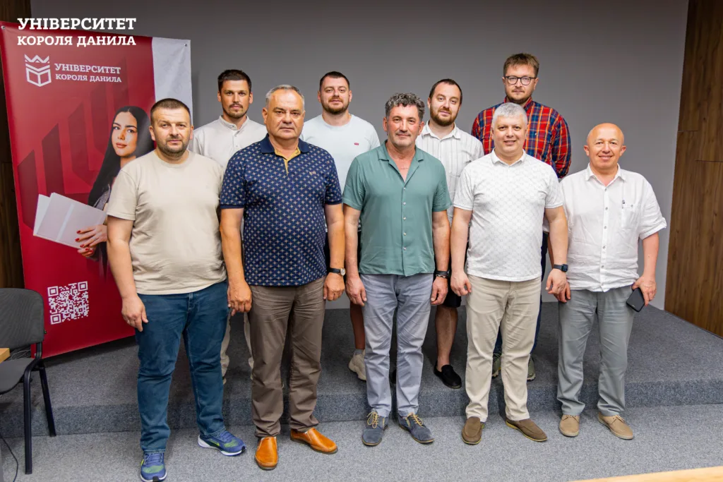 Група чоловіків у університеті Короля Данила