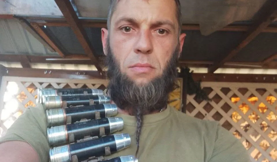 Військовий з набоями на грудях у приміщенні