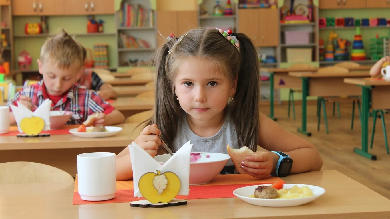 Діти обідають у шкільній їдальні