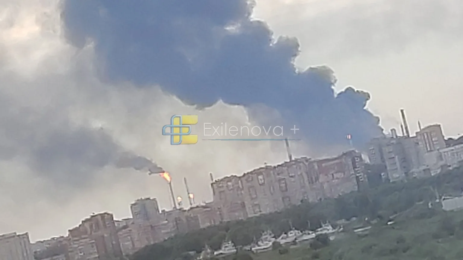 Дим і полум’я над міськими будівлями