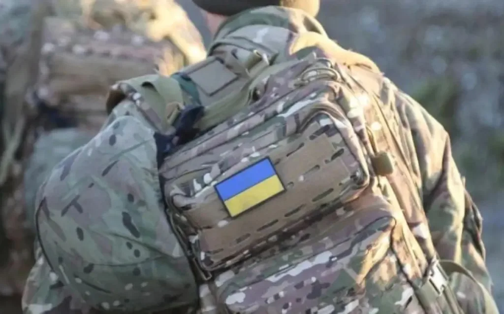 Український військовий з прапором на формі