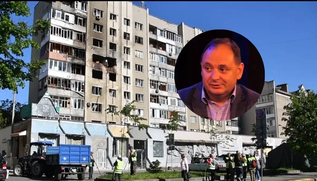 Пошкоджений будинок після обстрілу, ремонтні роботи