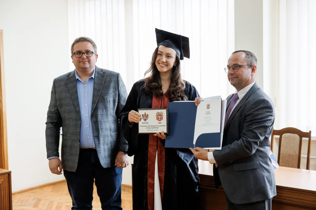 Випускниця отримує диплом під час церемонії вручення
