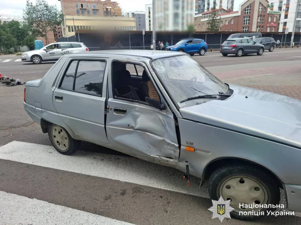 Пошкоджений срібний автомобіль після дорожньої аварії