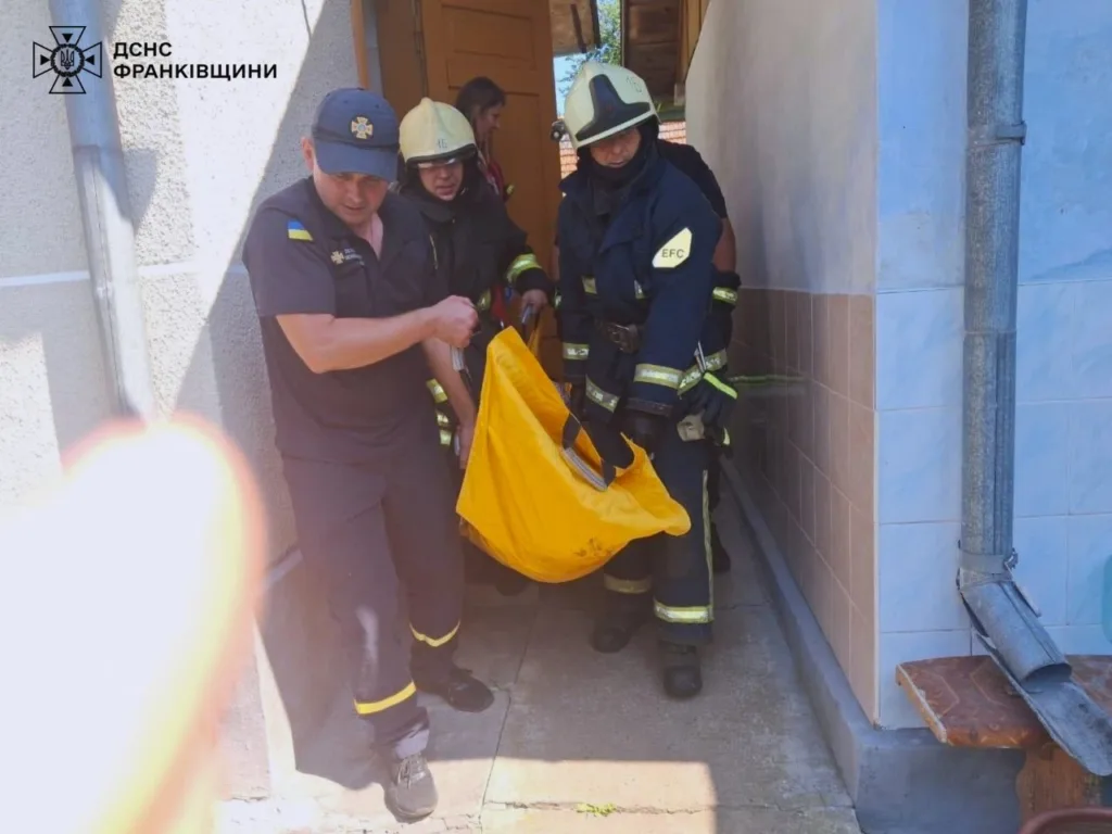 Рятувальники евакуюють людину з будинку