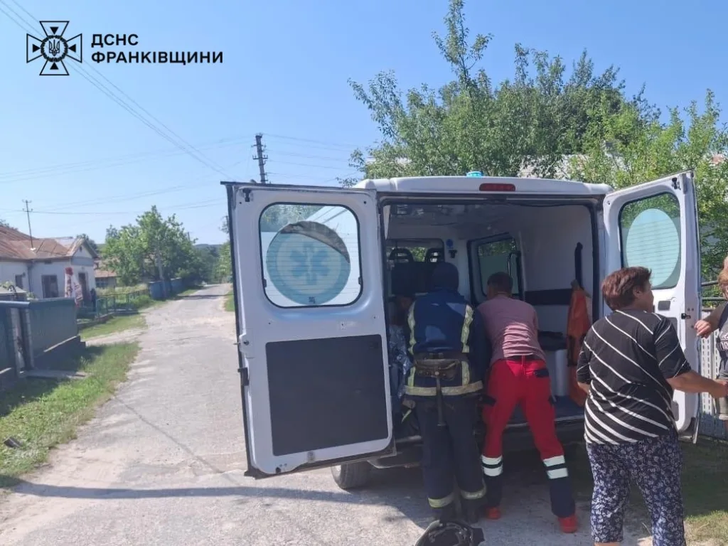 Рятувальники завантажують постраждалого до швидкої допомоги