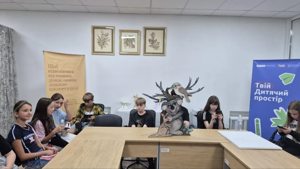 Діти на занятті у дитячому просторі