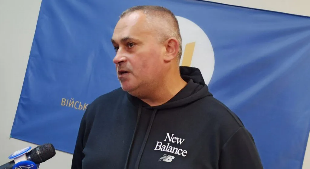 Чоловік говорить біля мікрофона на пресконференції