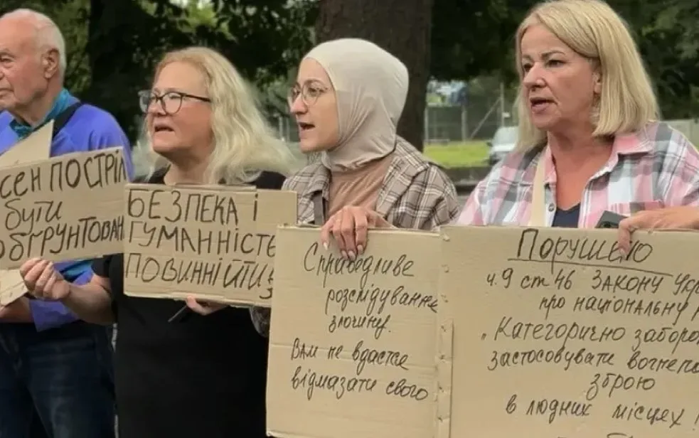 Люди тримають плакати під час мирного протесту