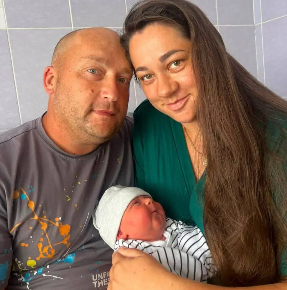 Щаслива родина з новонародженим малюком