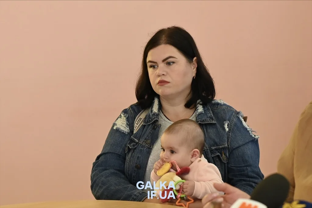 Жінка з немовлям на зустрічі