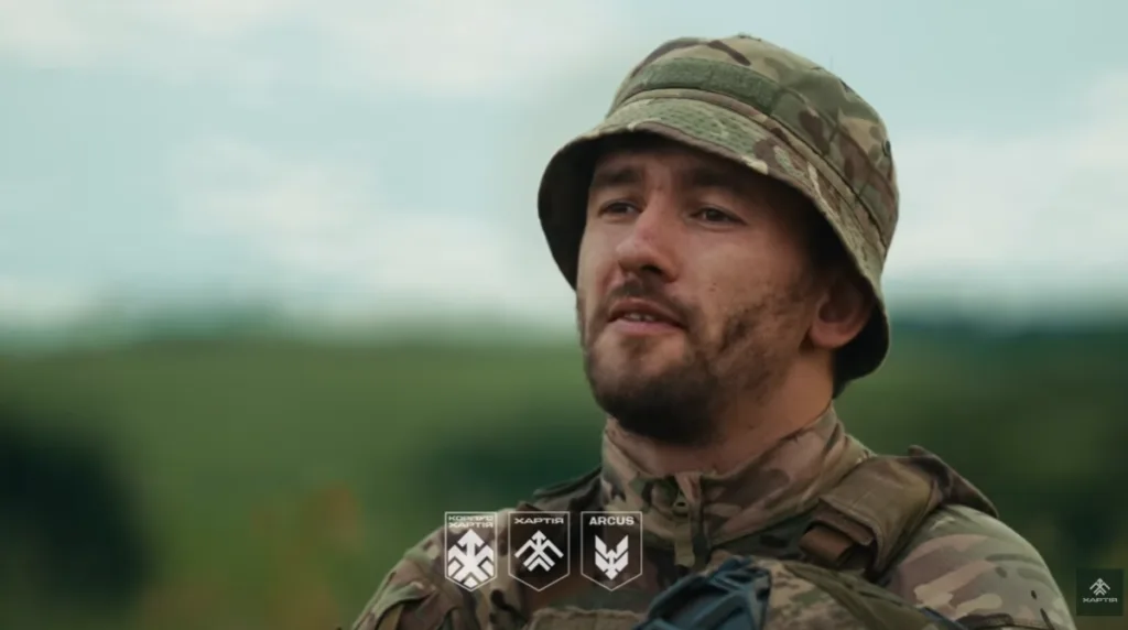 Український військовий у камуфляжі на природі