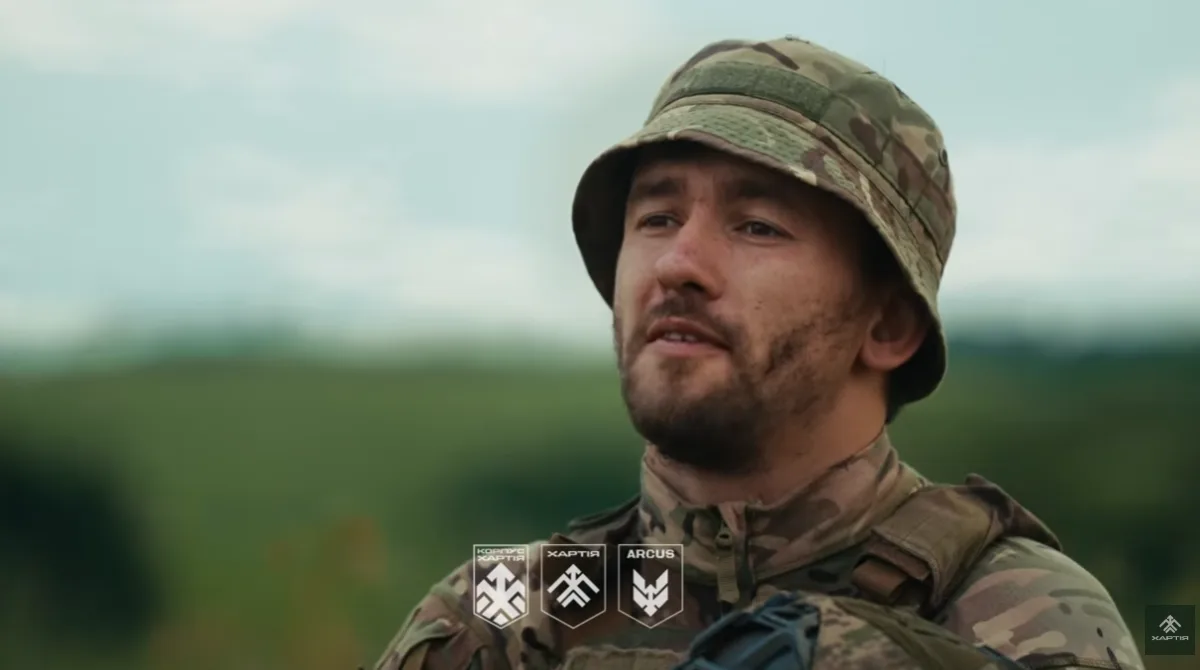 Український військовий у камуфляжі на природі