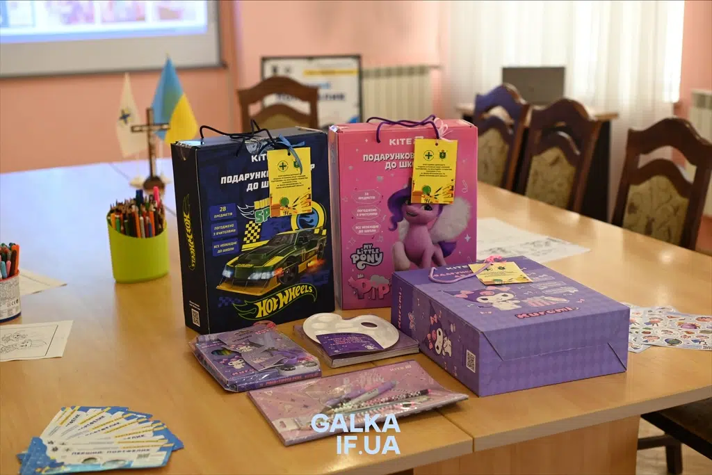 Подарункові набори для школярів на столі