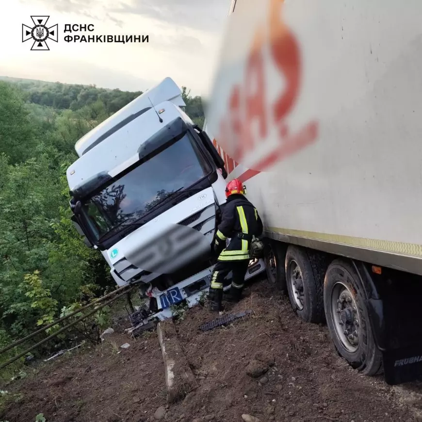 Рятувальник біля вантажівки після ДТП на схилі