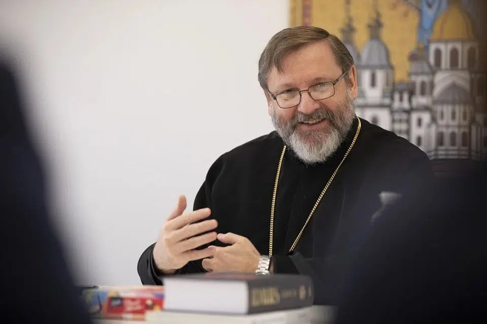 Священник говорить під час зустрічі в кабінеті