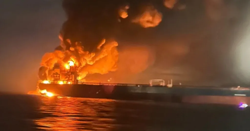 Пожежа на нафтовому танкері в морі вночі