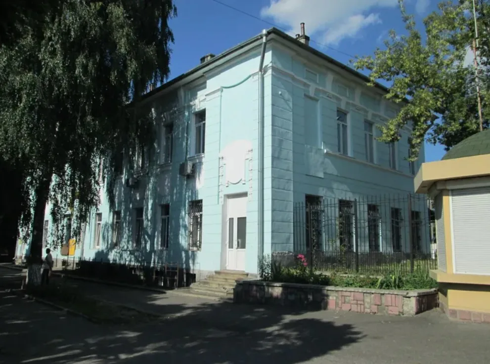 Світло-блакитна двоповерхова будівля на вулиці