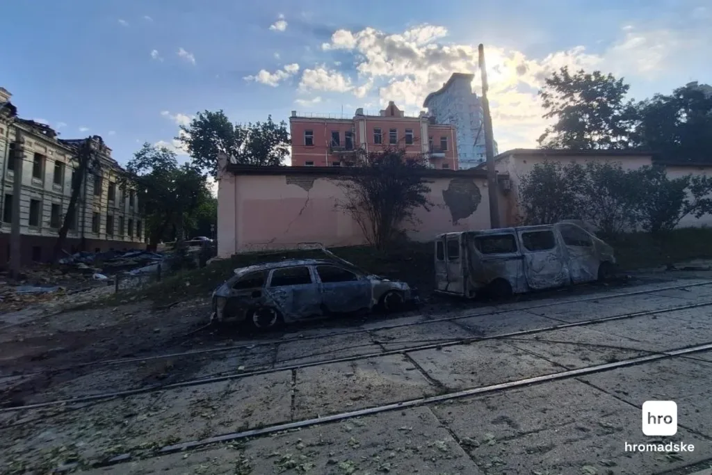 Згорілі автомобілі після обстрілу міста