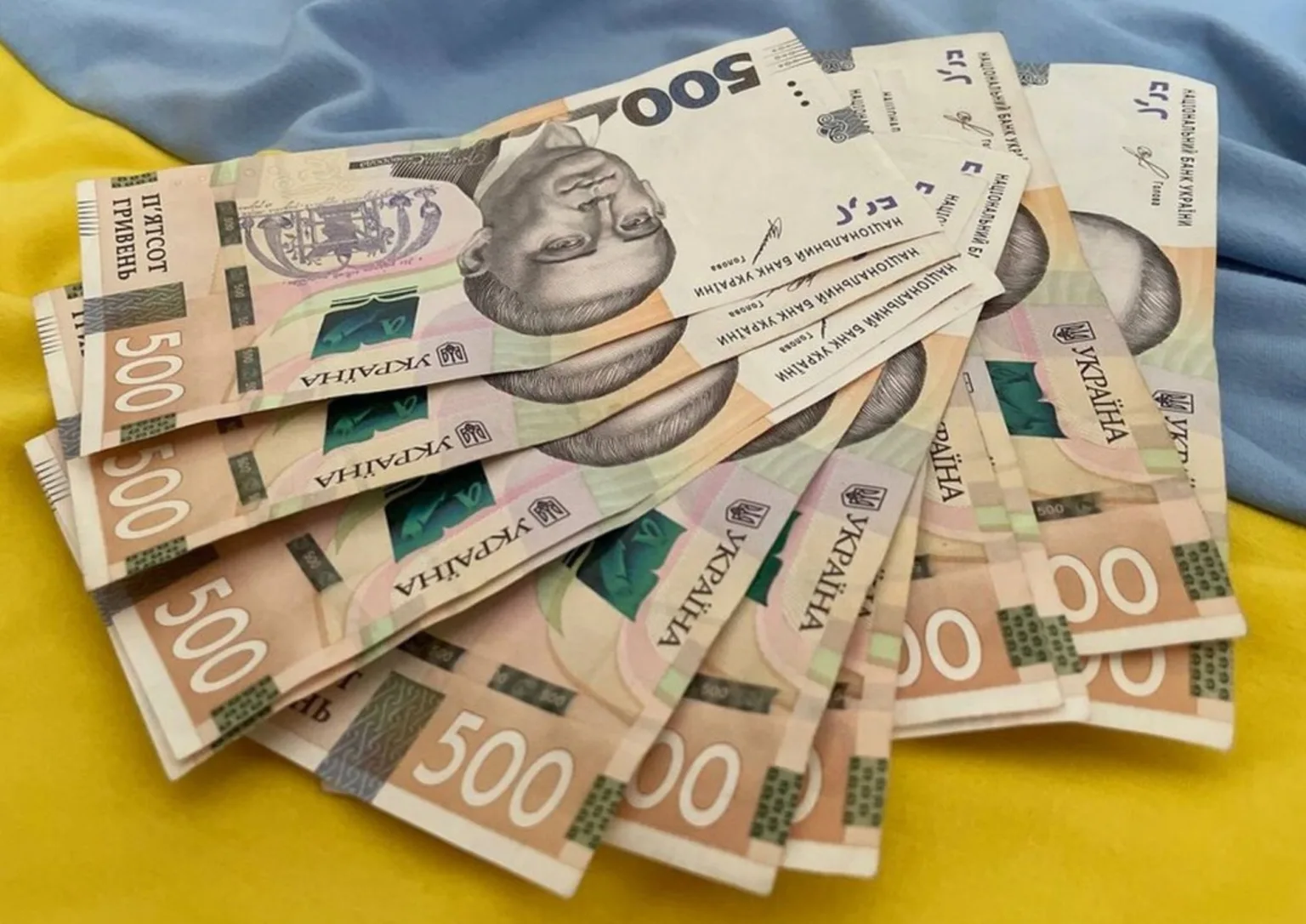 Пачка українських банкнот номіналом 500 гривень