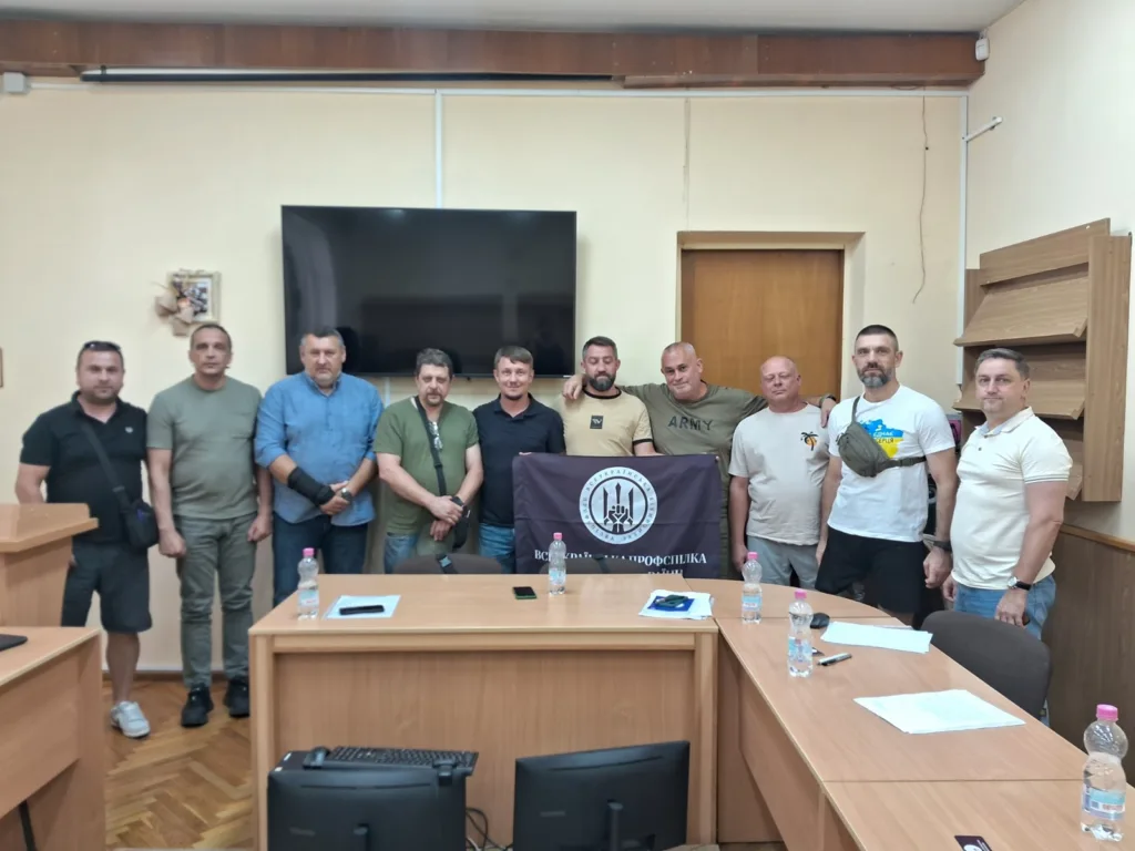 Група чоловіків на зустрічі у навчальній аудиторії