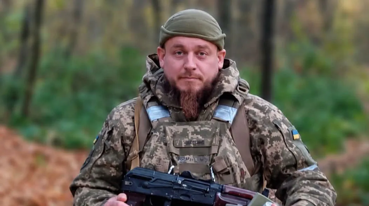 Український військовий у лісі з автоматом