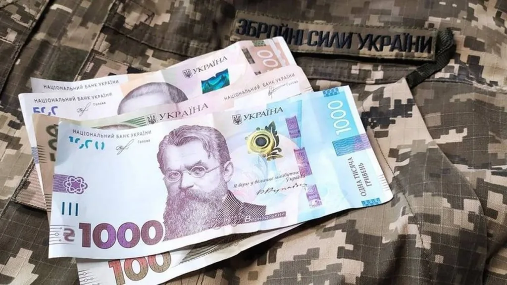 Українські гривні на військовій формі ЗСУ