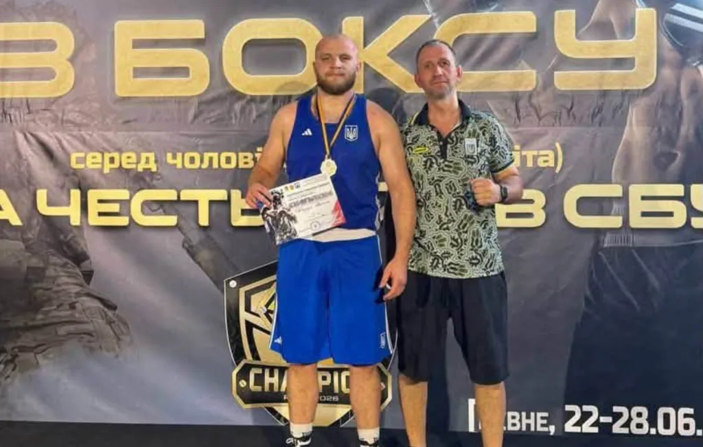 Боксер отримує медаль та сертифікат на турнірі