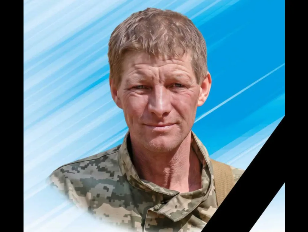 Український військовий у камуфляжі на синьому тлі