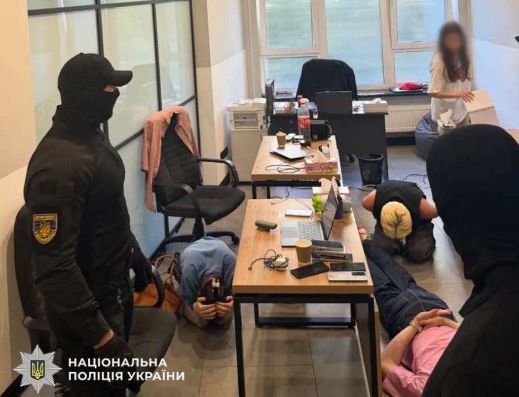 Поліція України проводить операцію в офісі