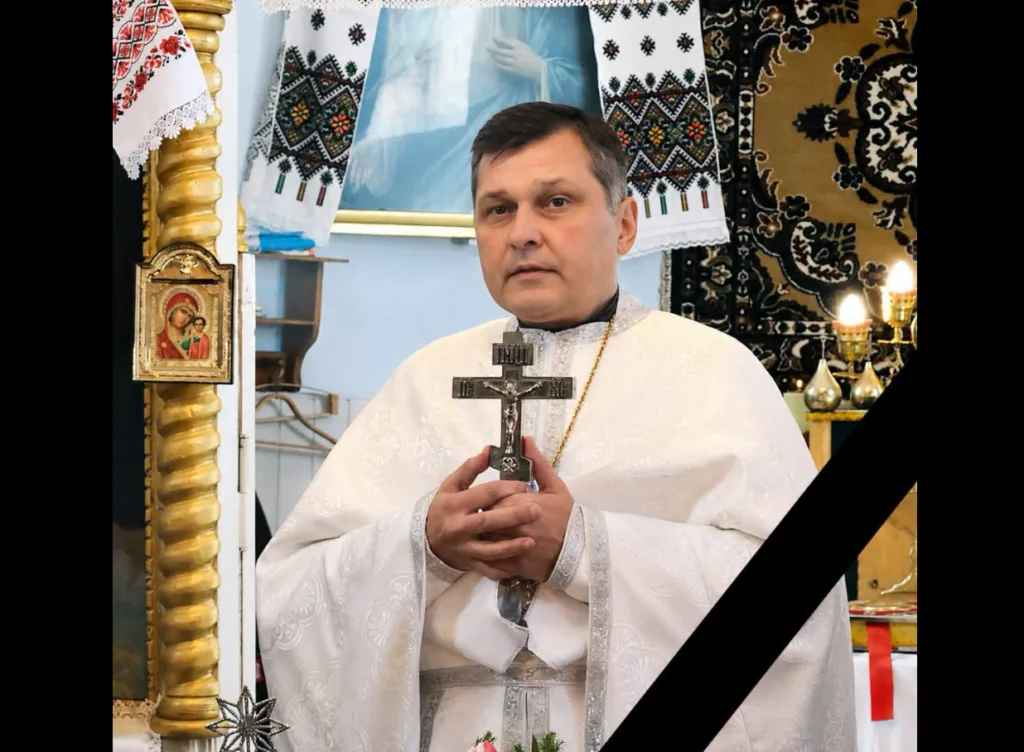 Священник тримає хрест у церкві