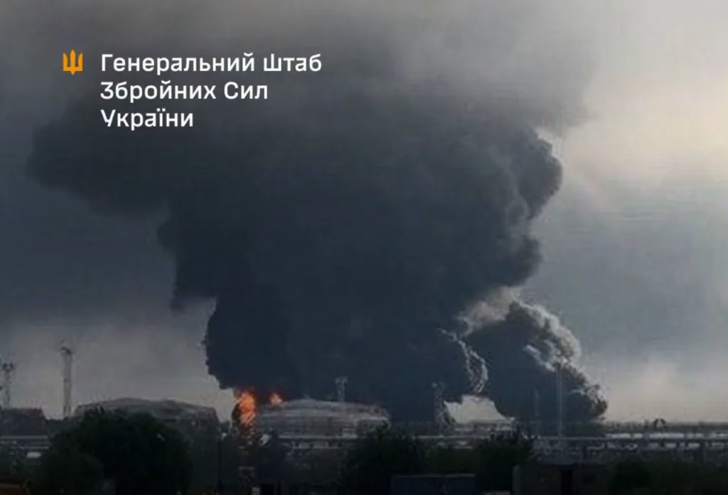 Велика пожежа з чорним димом на промисловому об’єкті