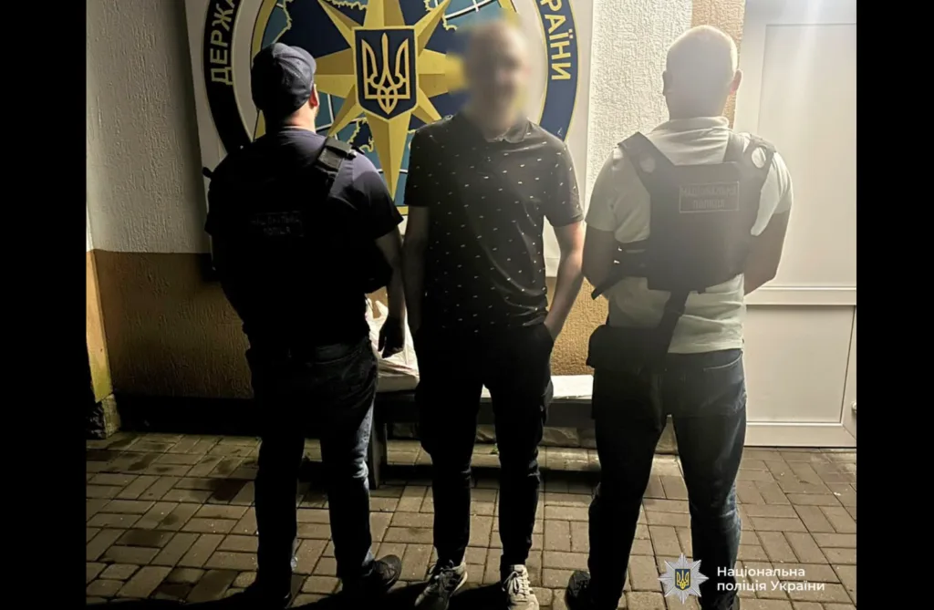 Поліція України затримує підозрюваного біля будівлі