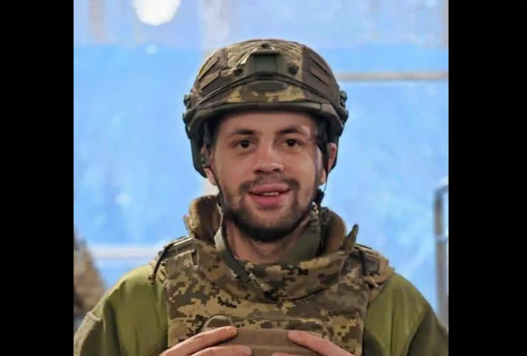 Військовий у камуфляжі та шоломі посміхається