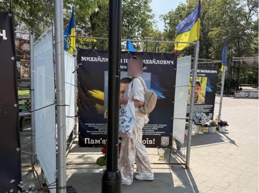 Меморіал загиблим героям з українськими прапорами
