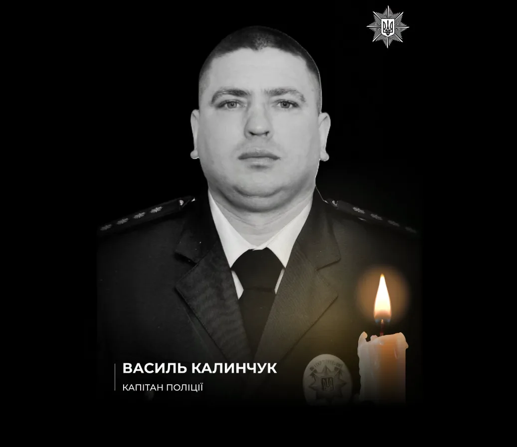 Капітан поліції у формі з палаючою свічкою