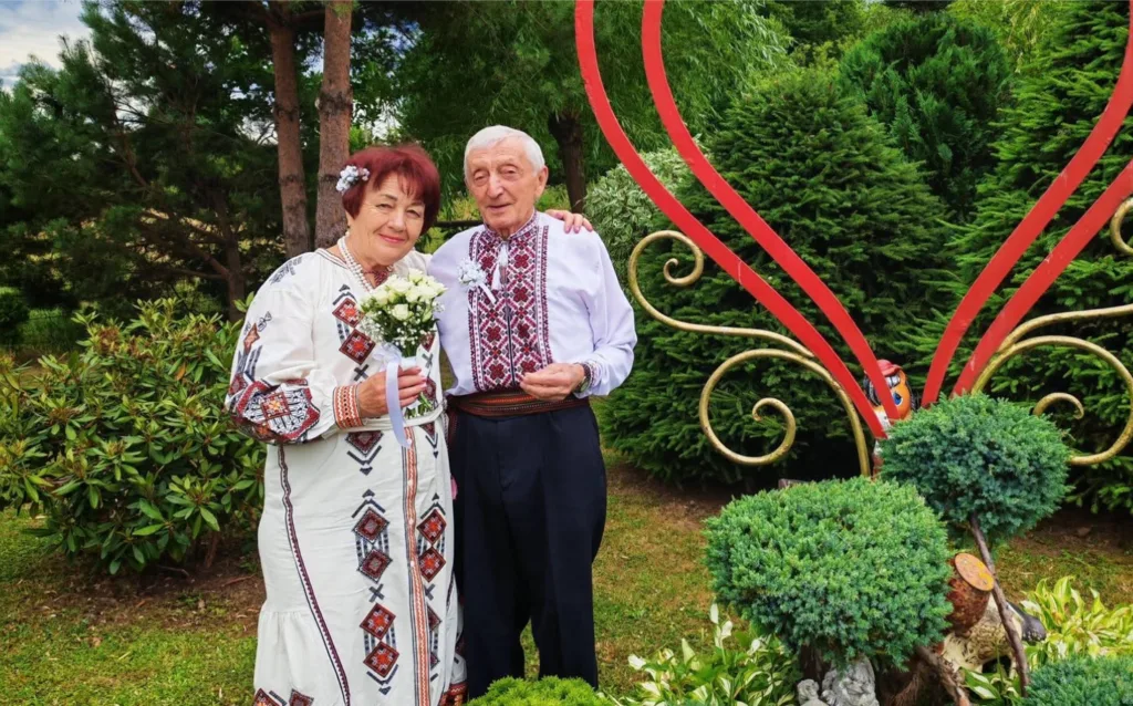Пара у вишиванках на садовій фотозоні