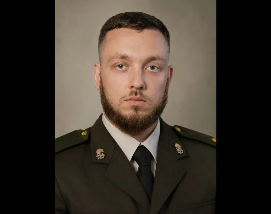 Портрет чоловіка у військовій формі