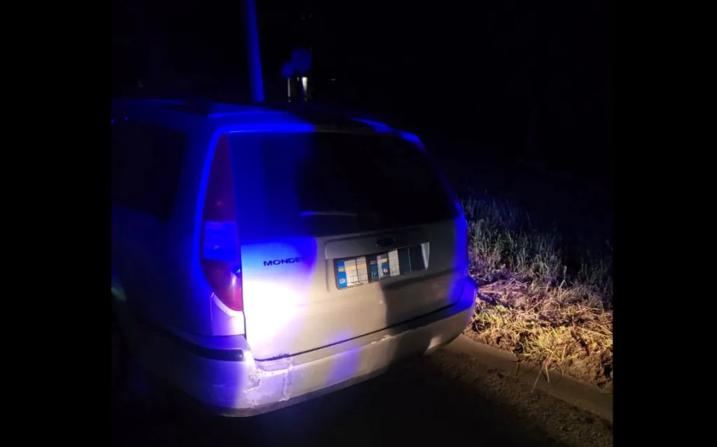 Сріблястий автомобіль вночі під синім світлом