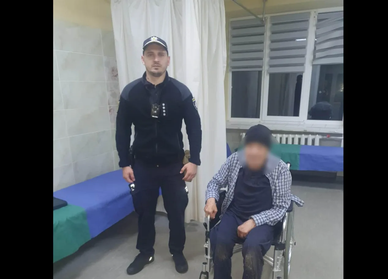 Поліцейський допомагає літній людині в лікарні