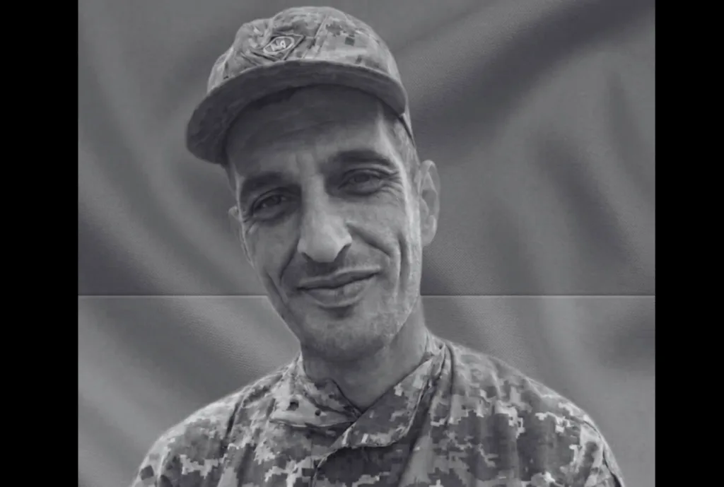 Український військовий у камуфляжі усміхається