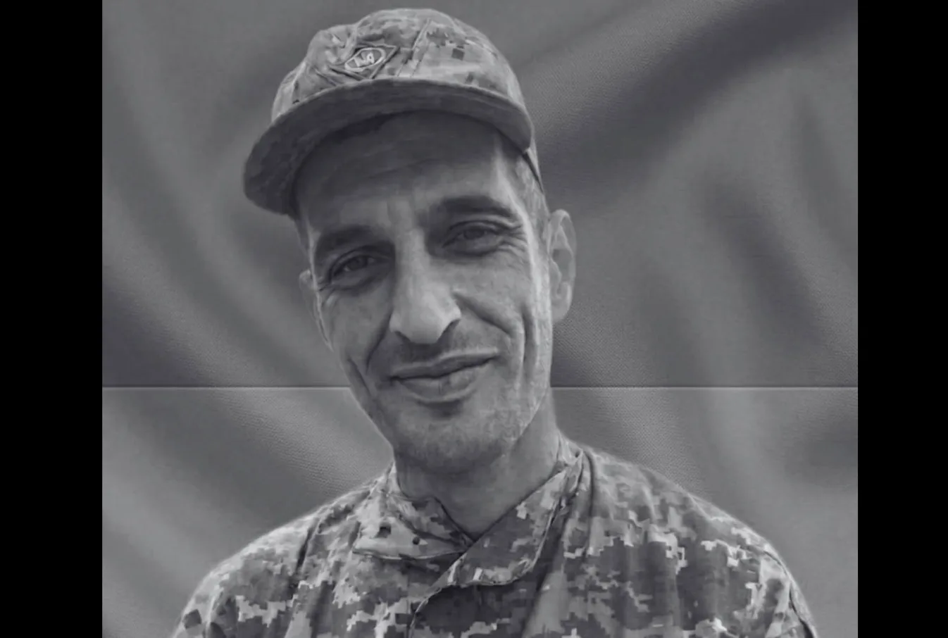 Український військовий у камуфляжі усміхається