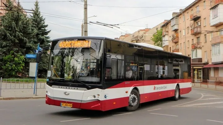 Міський автобус маршруту 400 на вулиці