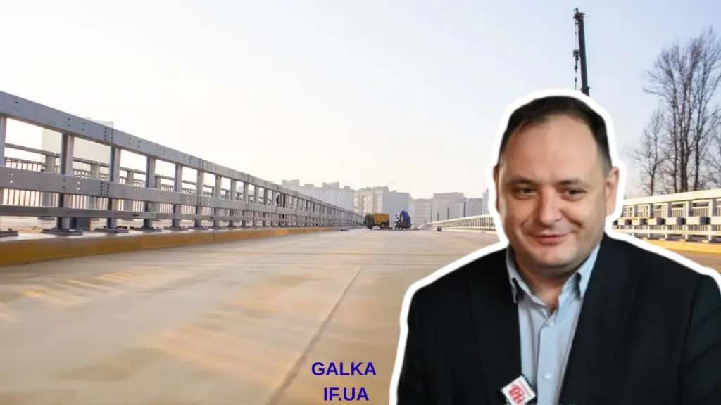 Чоловік на тлі нового міського мосту