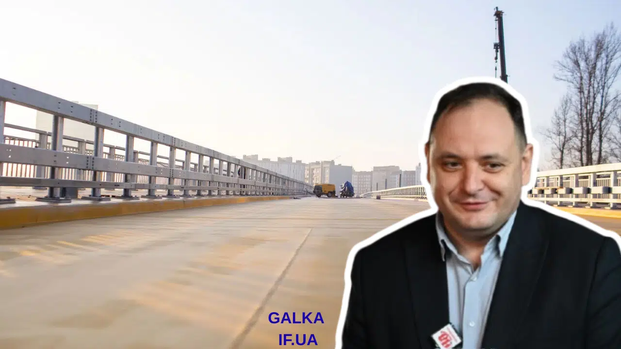 Чоловік на тлі нового міського мосту