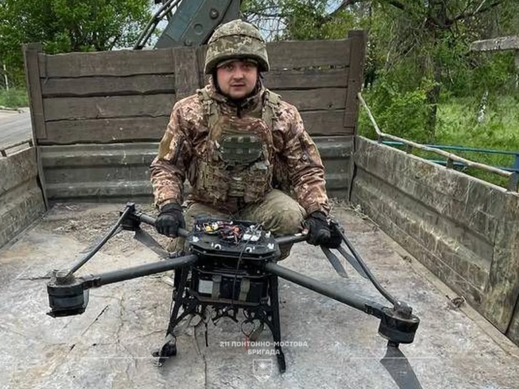Військовий сидить у кузові вантажівки з дроном