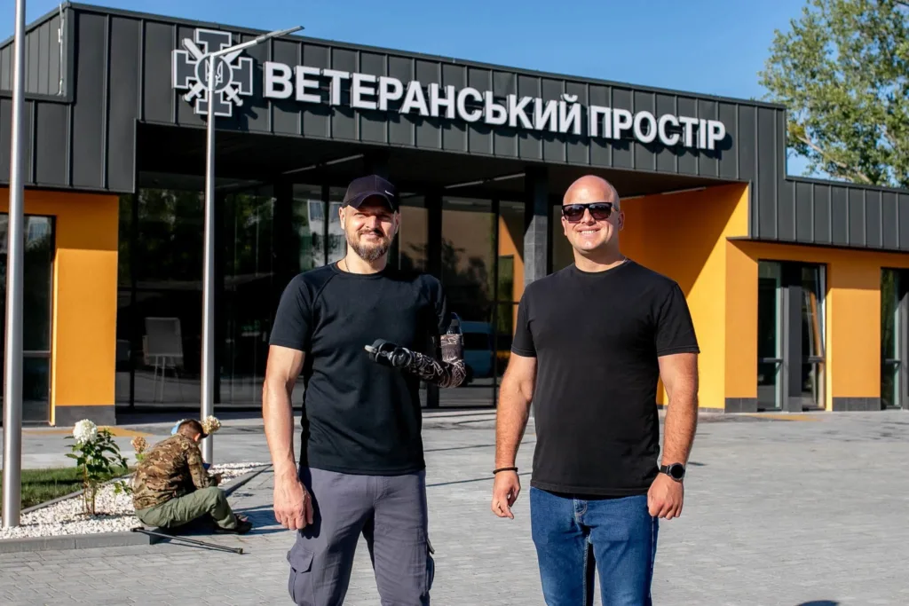 Двоє чоловіків біля входу до ветеранського простору