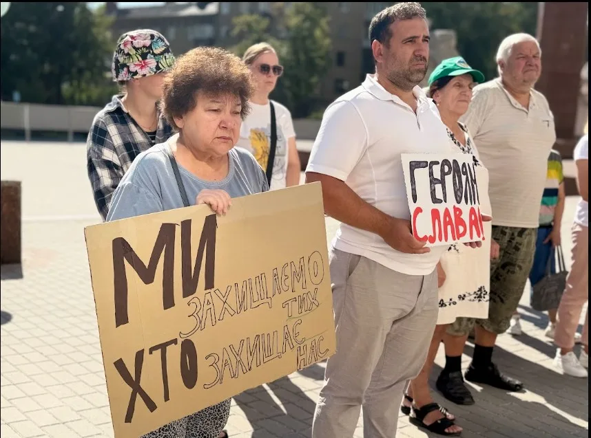 Учасники акції з плакатами на підтримку захисників України