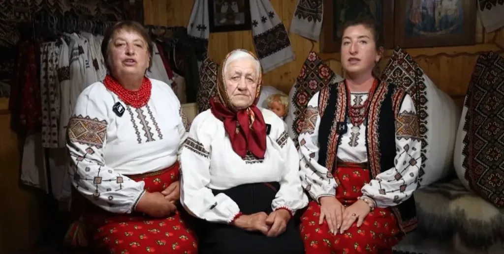 Три жінки у вишиванках у традиційній українській оселі