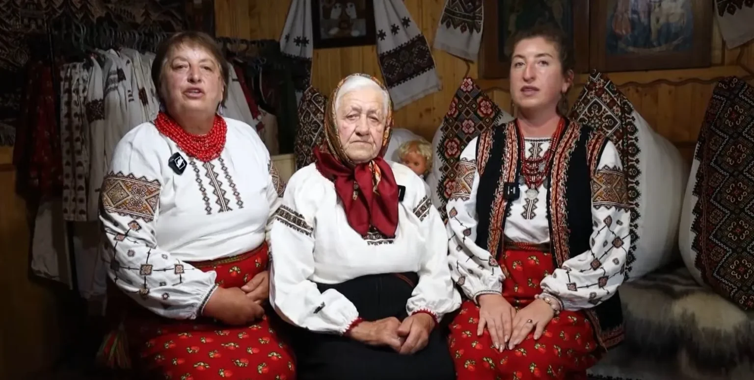 Три жінки у вишиванках у традиційній українській оселі